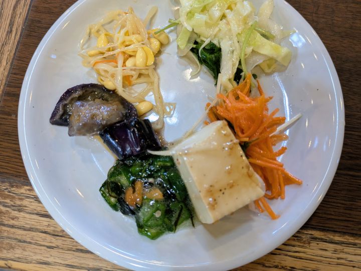 お皿に盛り付けた数種類のお惣菜