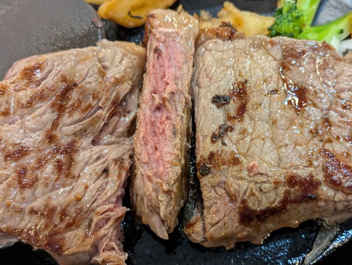 ミディアムレアに焼かれたサーロインステーキの美しい断面
