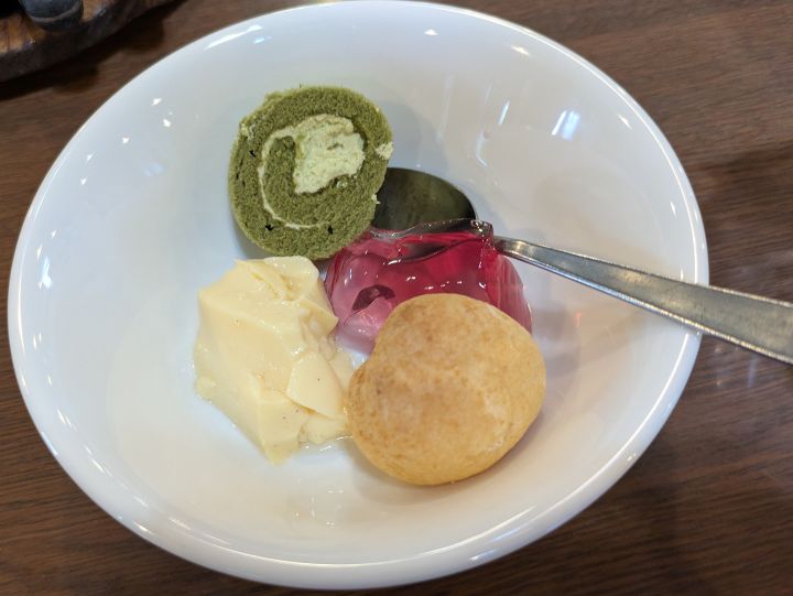 お皿に盛り付けたプチケーキやワッフル