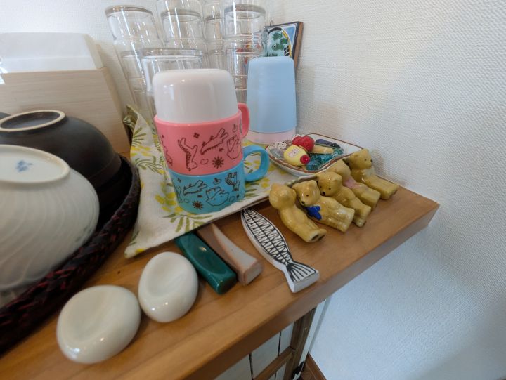 キッチンDonDonのセルフコーナーにある可愛らしい箸置きやカトラリー