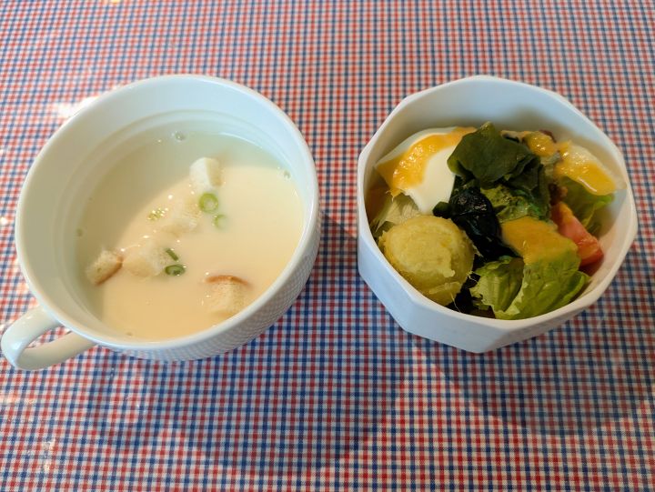 キッチンDonDonのランチセットに付くスープとサラダ