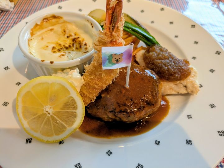 キッチンDonDonの大人のお子様ランチアップ・かわいい旗付きハンバーグ