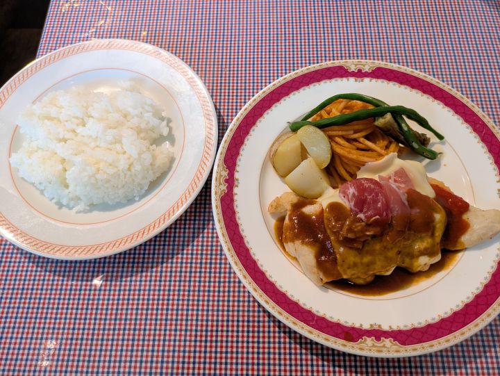 キッチンDonDonの週替りチキンのチーズ焼きランチ全体