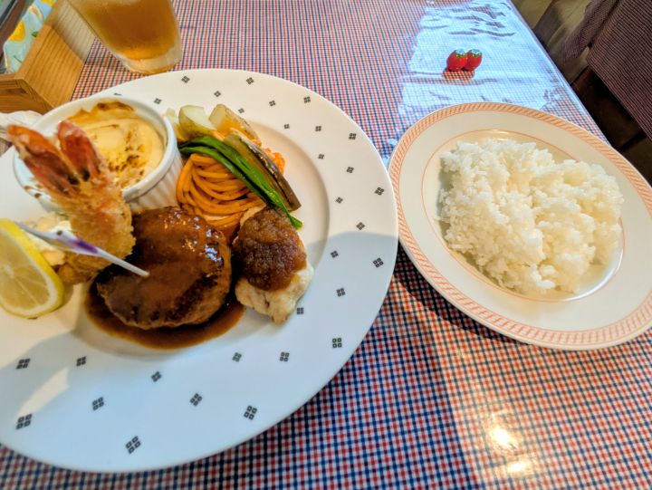キッチンDonDonの大人のお子様ランチ全体と白いご飯