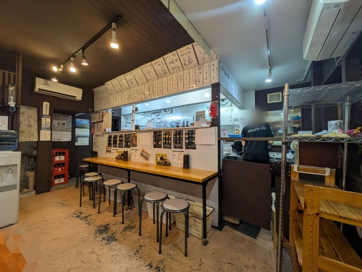 木更津ラーメン大輝のカウンター席が並ぶ店内の様子
