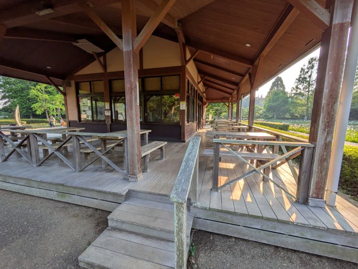 袖ケ浦公園内にあるレストハウス菖蒲(あやめ)のテラス席