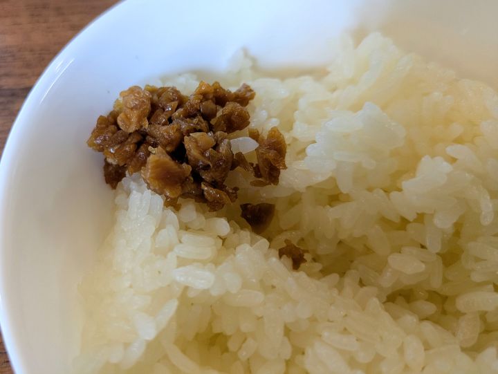王道家直系 環家の無限にんにくを白米にかけた様子