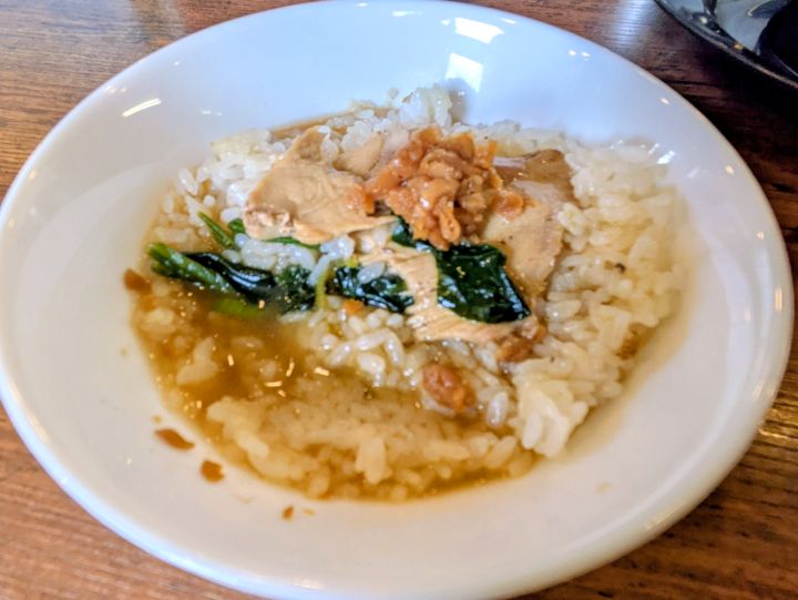 スープをかけたご飯（チャーシューと無限にんにくを乗せている）