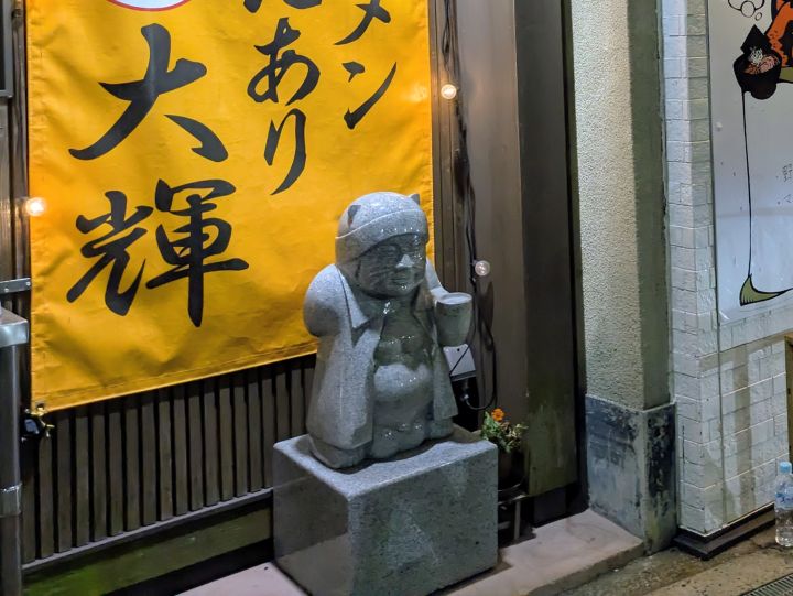 木更津ラーメン大輝の店頭に飾られた木更津キャッツアイ・オジー像