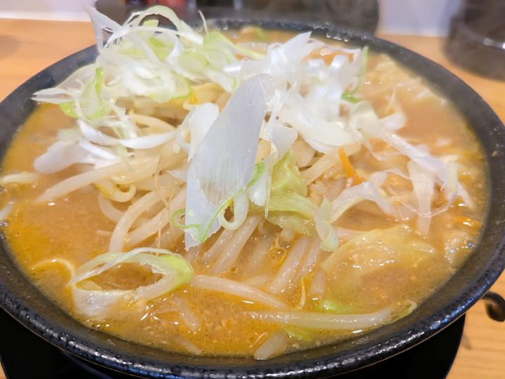 木更津ラーメン大輝のもやしとネギがたっぷりのった味噌ラーメン