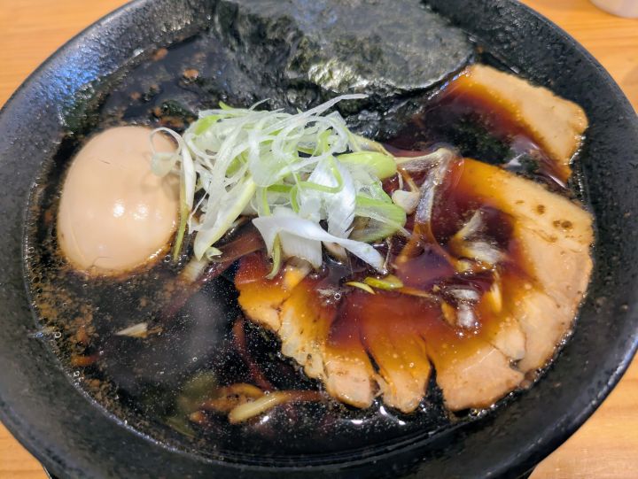 木更津ラーメン大輝のブラック味玉ラーメンの全体像