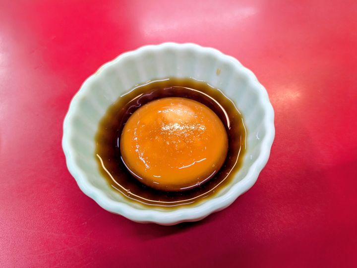 かわみ家の漬け卵黄・醤油ダレに漬かったねっとりした卵黄
