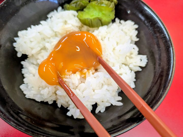 わみ家の漬け卵黄を無料ライスに乗せた卵かけご飯風の一杯