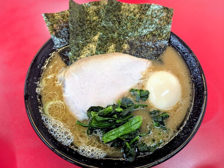 かわみ家の味玉ラーメン並・チャーシューと味玉ほうれん草海苔がのった家系ラーメン