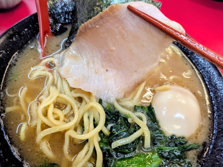 かわみ家のしっとり柔らかいチャーシューを箸で持ち上げたところ