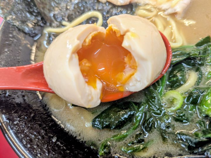 かわみ家の味玉を割った断面・とろとろの半熟黄身