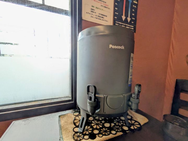 市原市 蠍ラーメンのテーブルに置かれたウォータージャグ